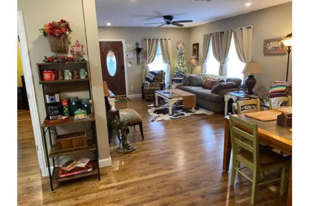 Stockyards!-1 Block Away ! Cowboy Cottage Sleeps 9 فورت وورث المظهر الخارجي الصورة