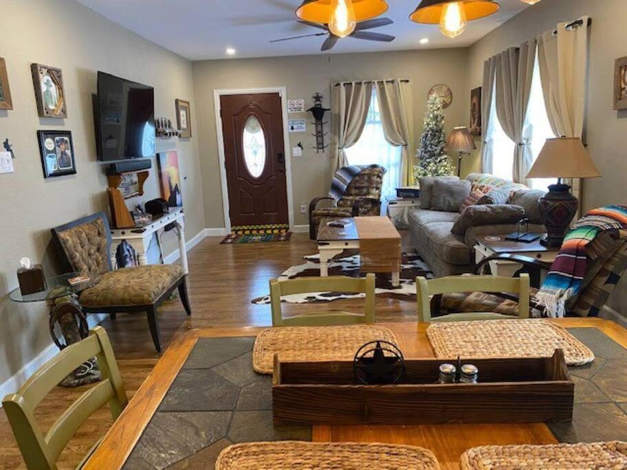 Stockyards!-1 Block Away ! Cowboy Cottage Sleeps 9 فورت وورث المظهر الخارجي الصورة